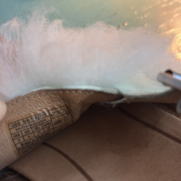 UGG Cream and Tan Fluffy Sandals SZ 8 box 120 - Picture 6 of 6